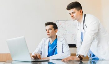 photo de 2 médecins