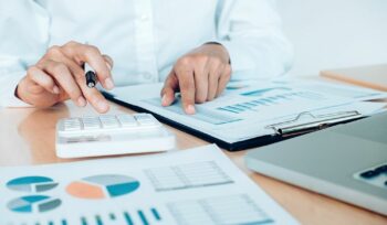 photo d'un employé de bureau avec une calculatrice