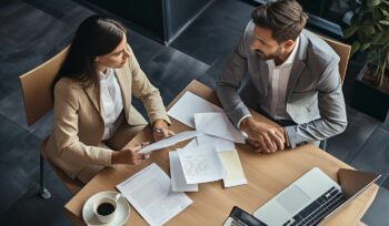 femme et homme en réunion