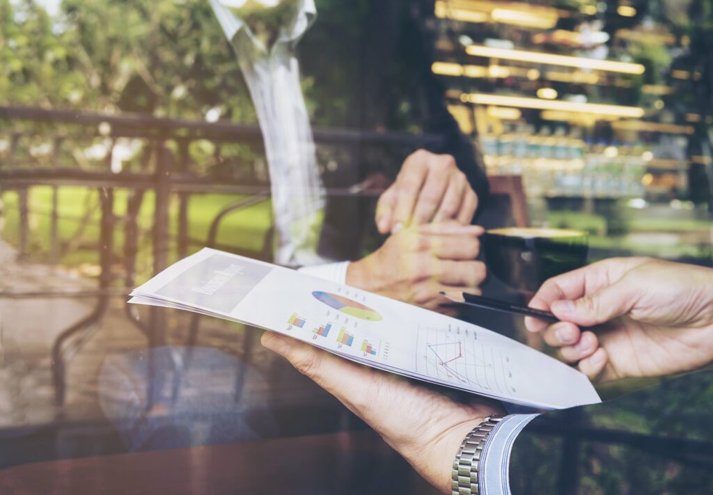 Deux hommes en train d'échanger ensemble sur un document VSME