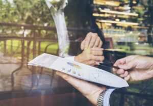 Deux hommes en train d'échanger ensemble sur un document VSME