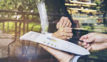 Deux hommes en train d'échanger ensemble sur un document VSME